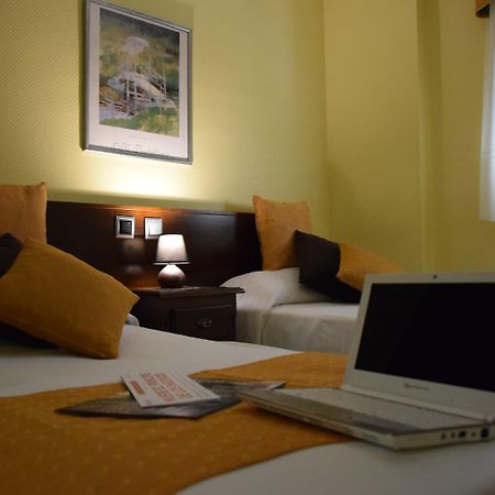 Hotel Complutense อัลกาลาเดเอนาเรส ภายนอก รูปภาพ