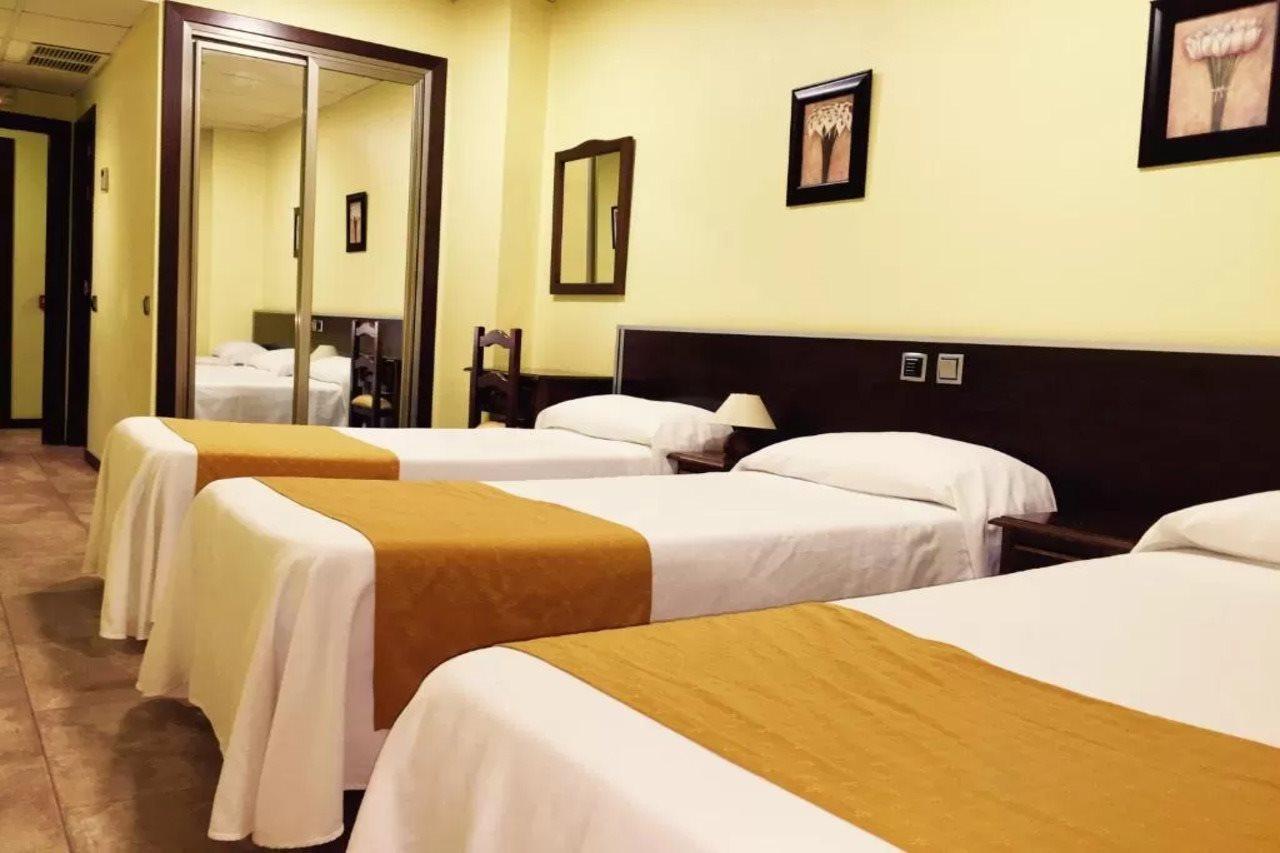 Hotel Complutense อัลกาลาเดเอนาเรส ภายนอก รูปภาพ