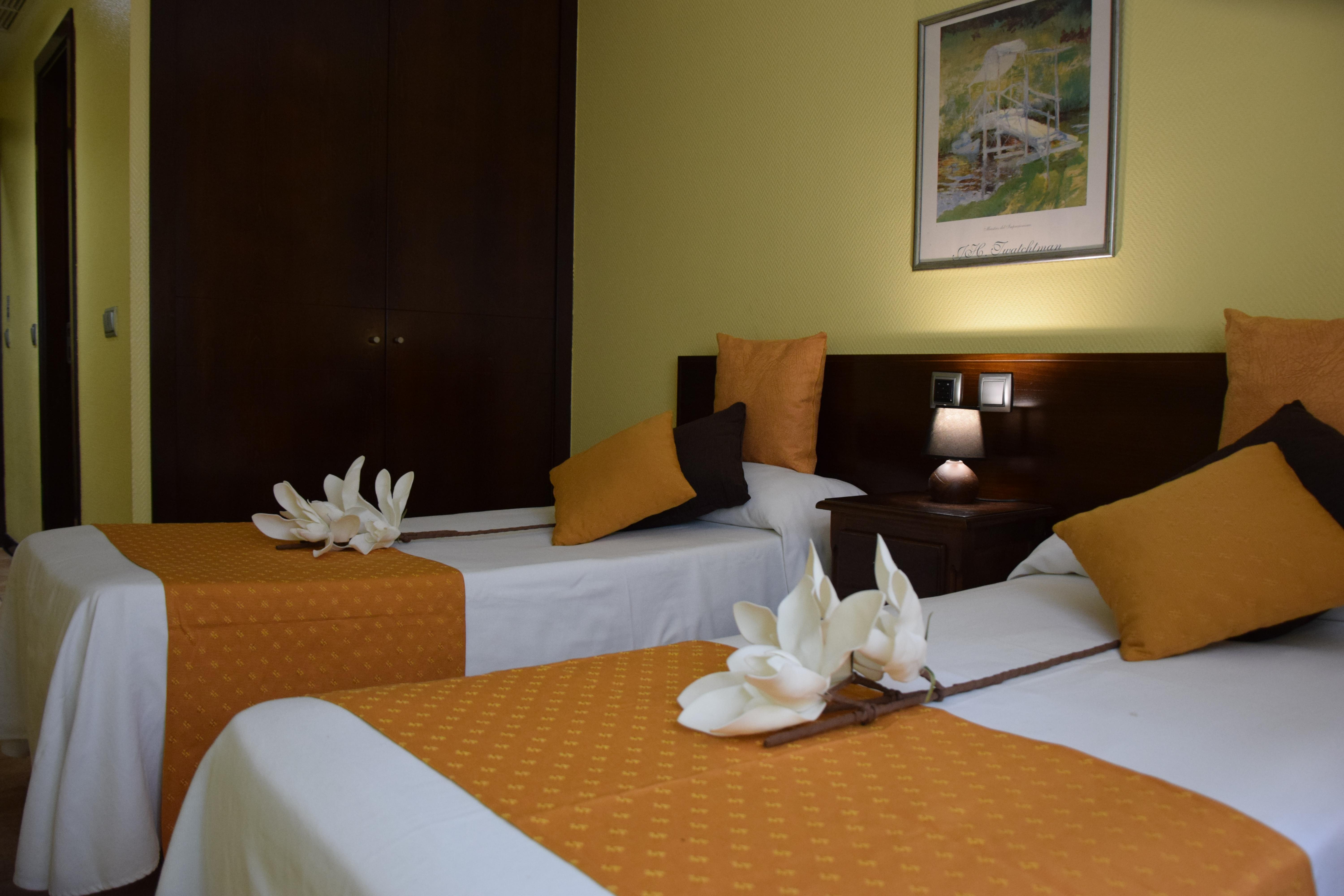 Hotel Complutense อัลกาลาเดเอนาเรส ภายนอก รูปภาพ