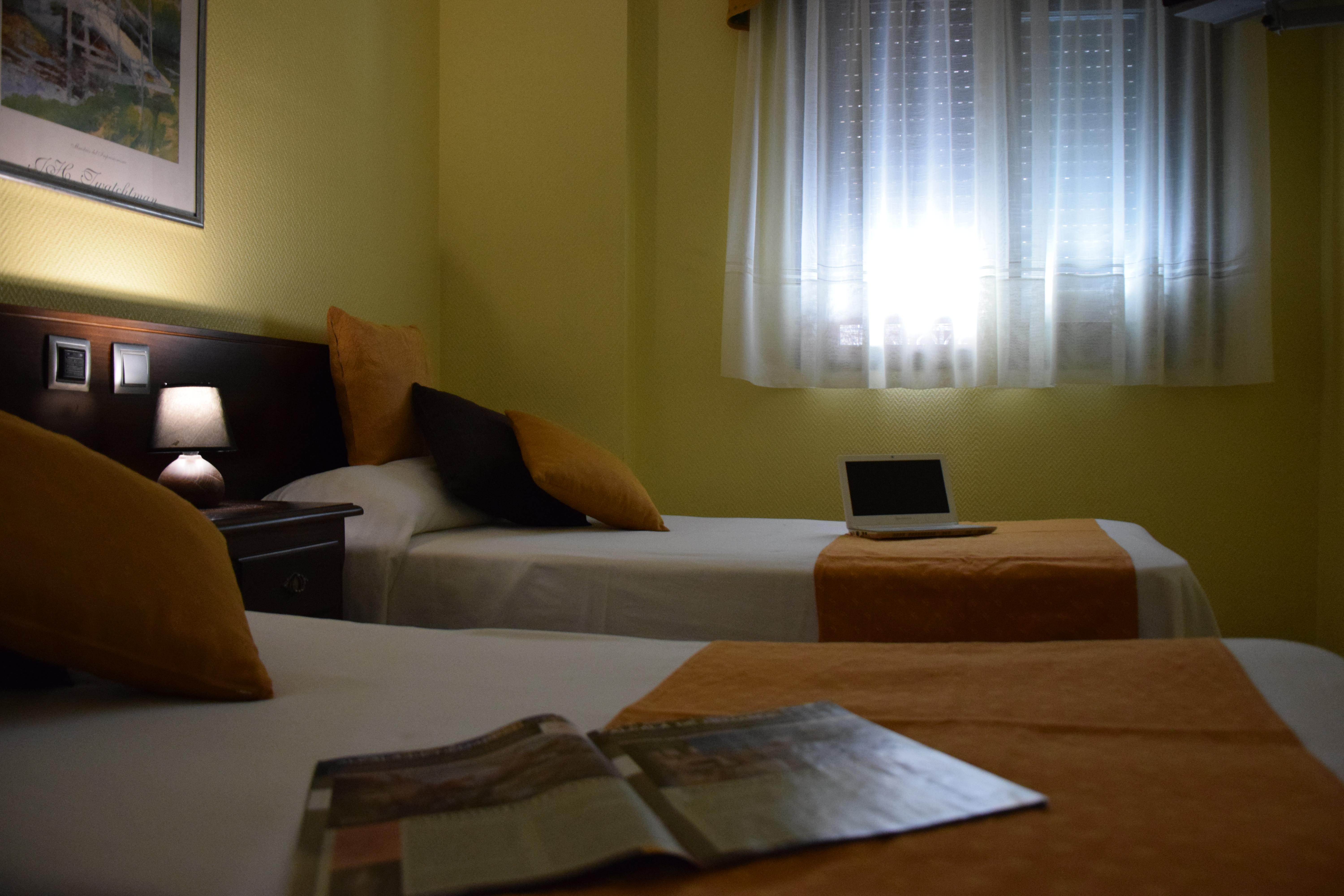 Hotel Complutense อัลกาลาเดเอนาเรส ภายนอก รูปภาพ