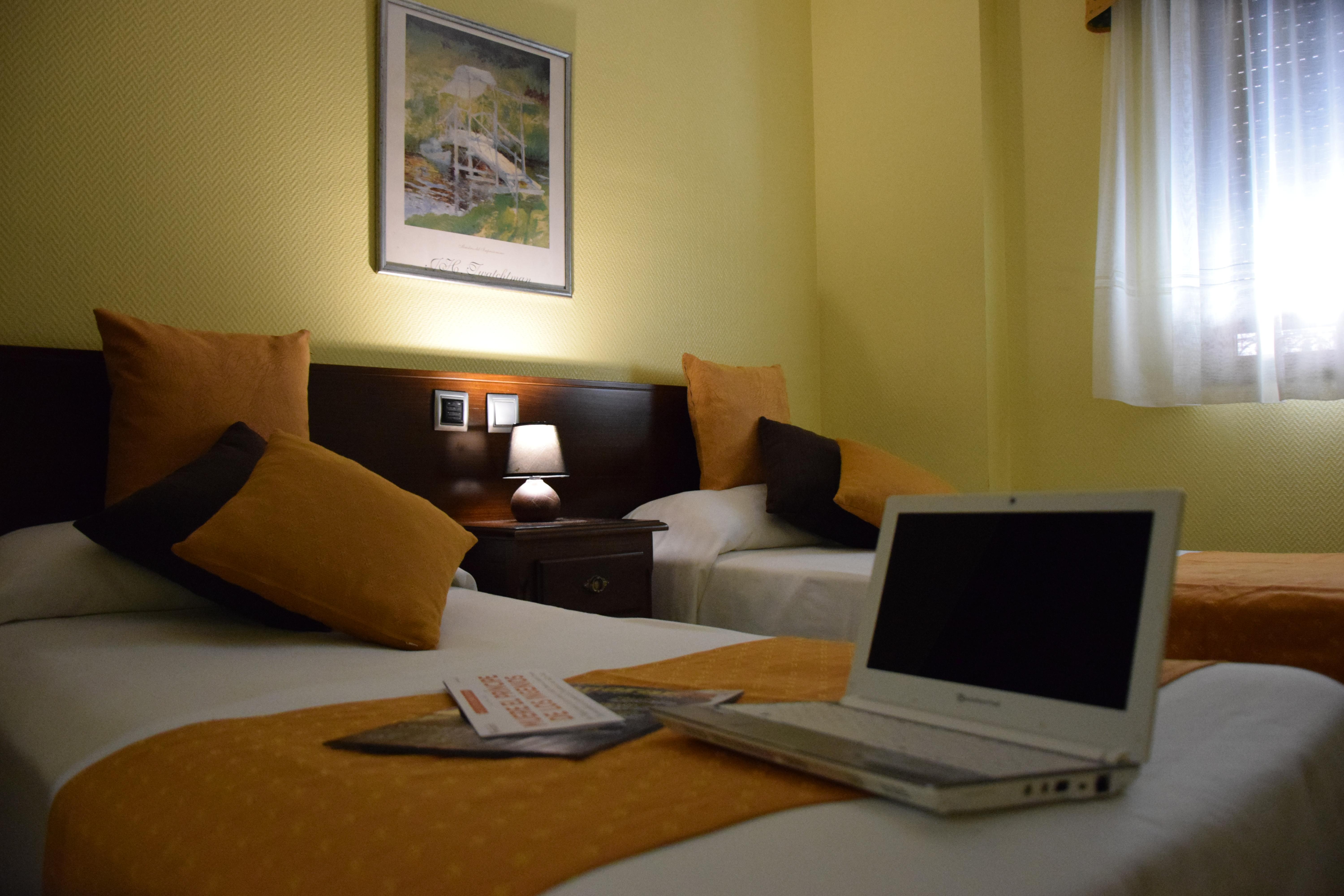 Hotel Complutense อัลกาลาเดเอนาเรส ภายนอก รูปภาพ