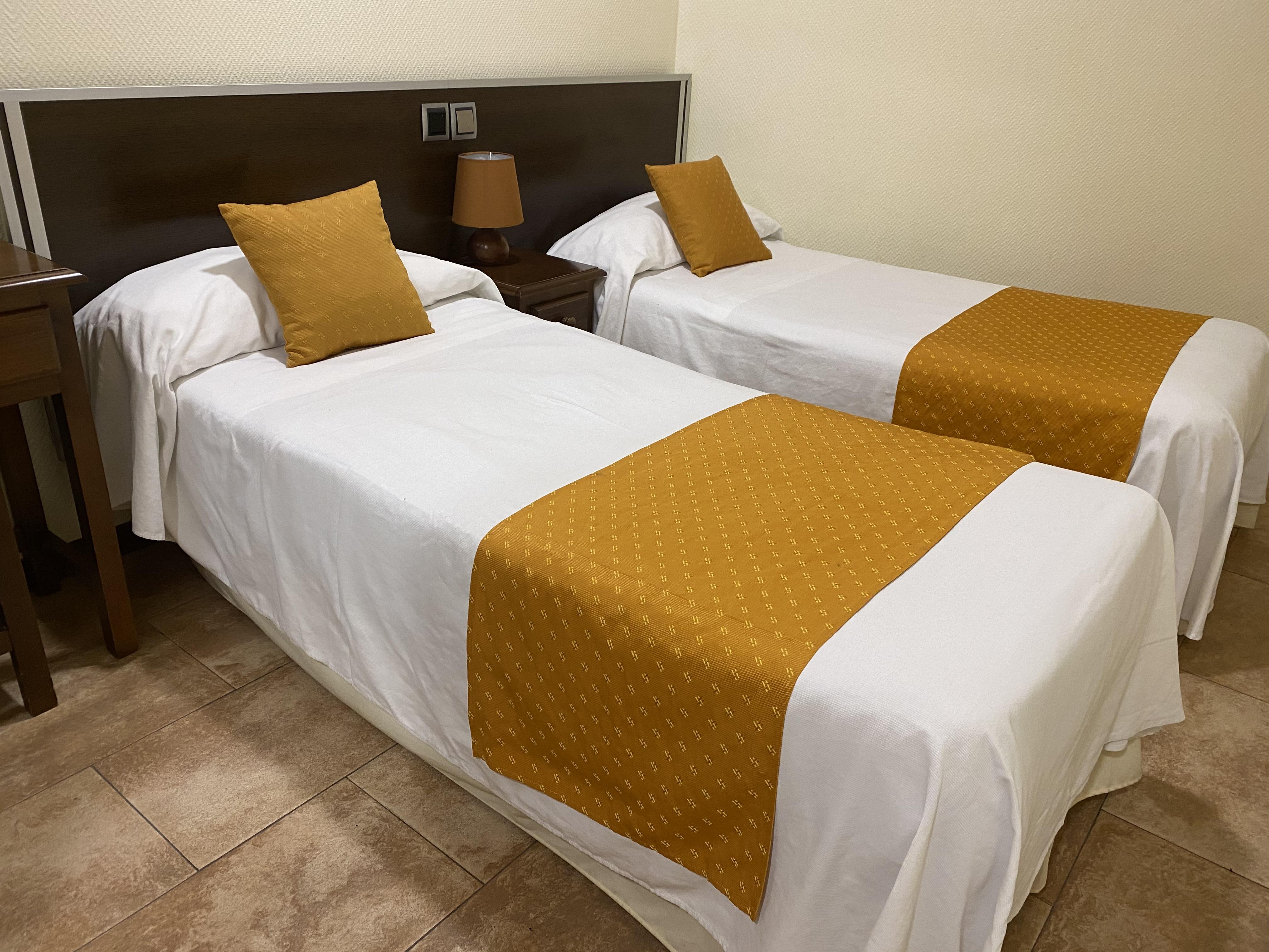Hotel Complutense อัลกาลาเดเอนาเรส ภายนอก รูปภาพ
