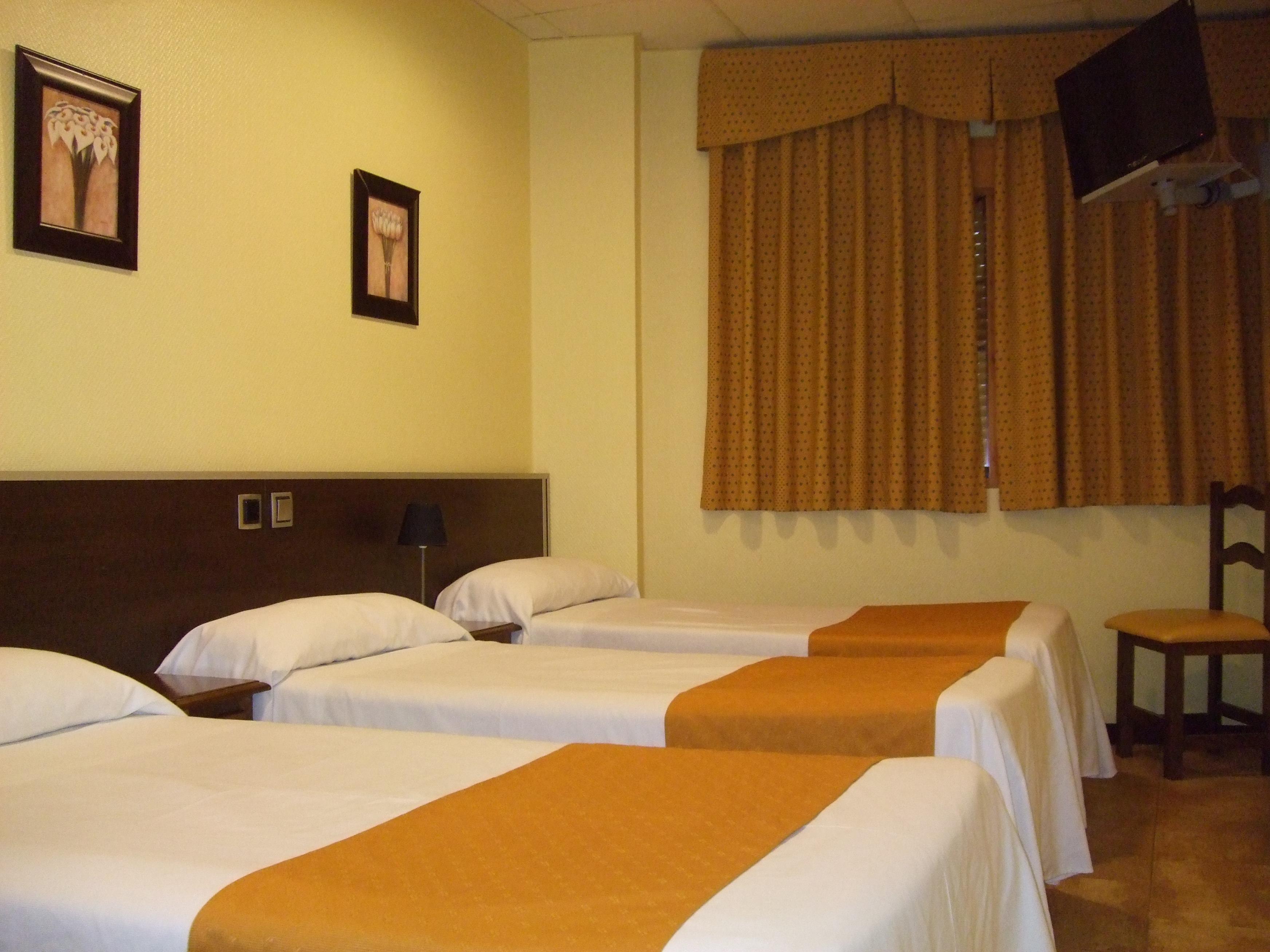 Hotel Complutense อัลกาลาเดเอนาเรส ภายนอก รูปภาพ