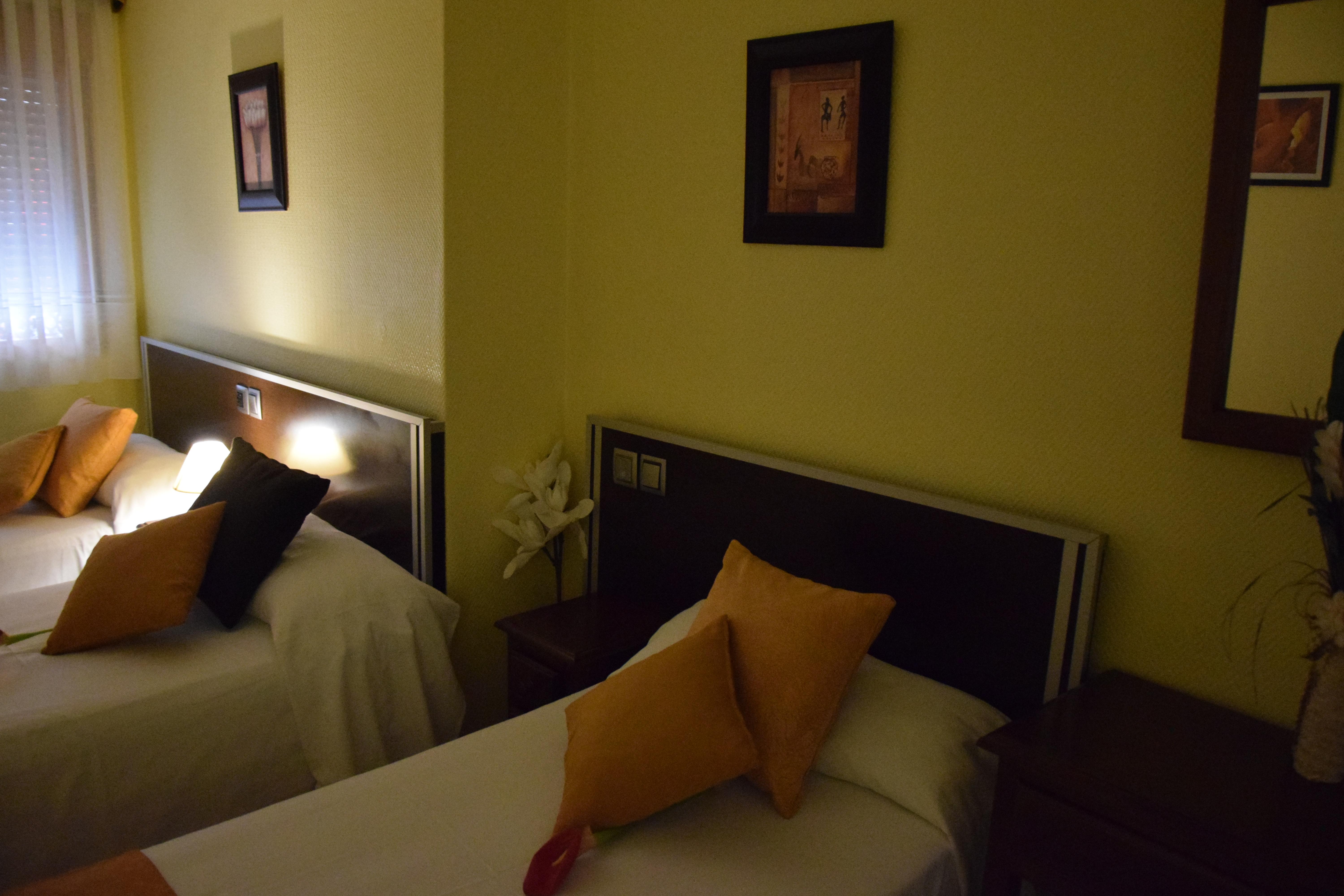 Hotel Complutense อัลกาลาเดเอนาเรส ภายนอก รูปภาพ
