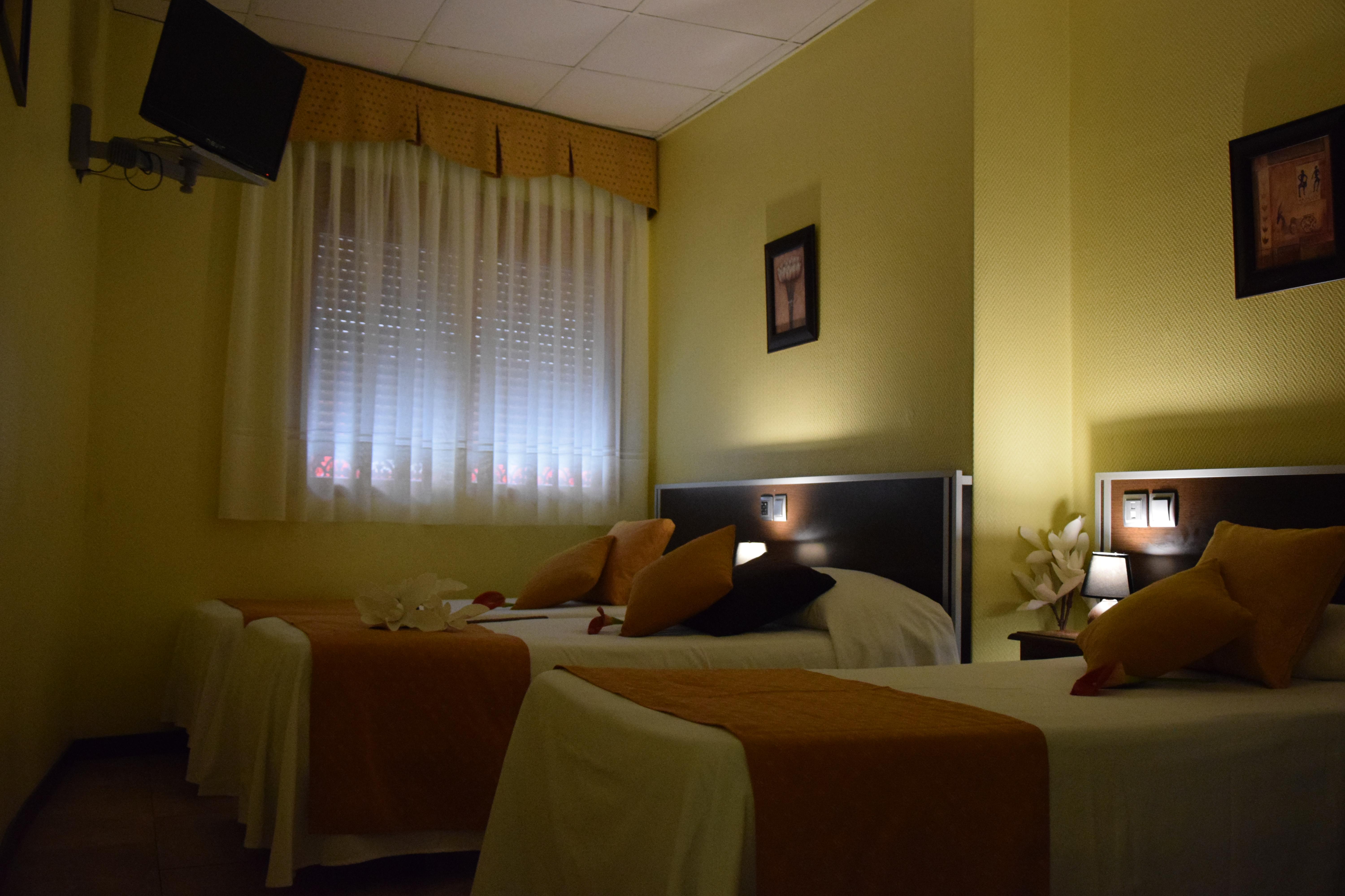 Hotel Complutense อัลกาลาเดเอนาเรส ภายนอก รูปภาพ