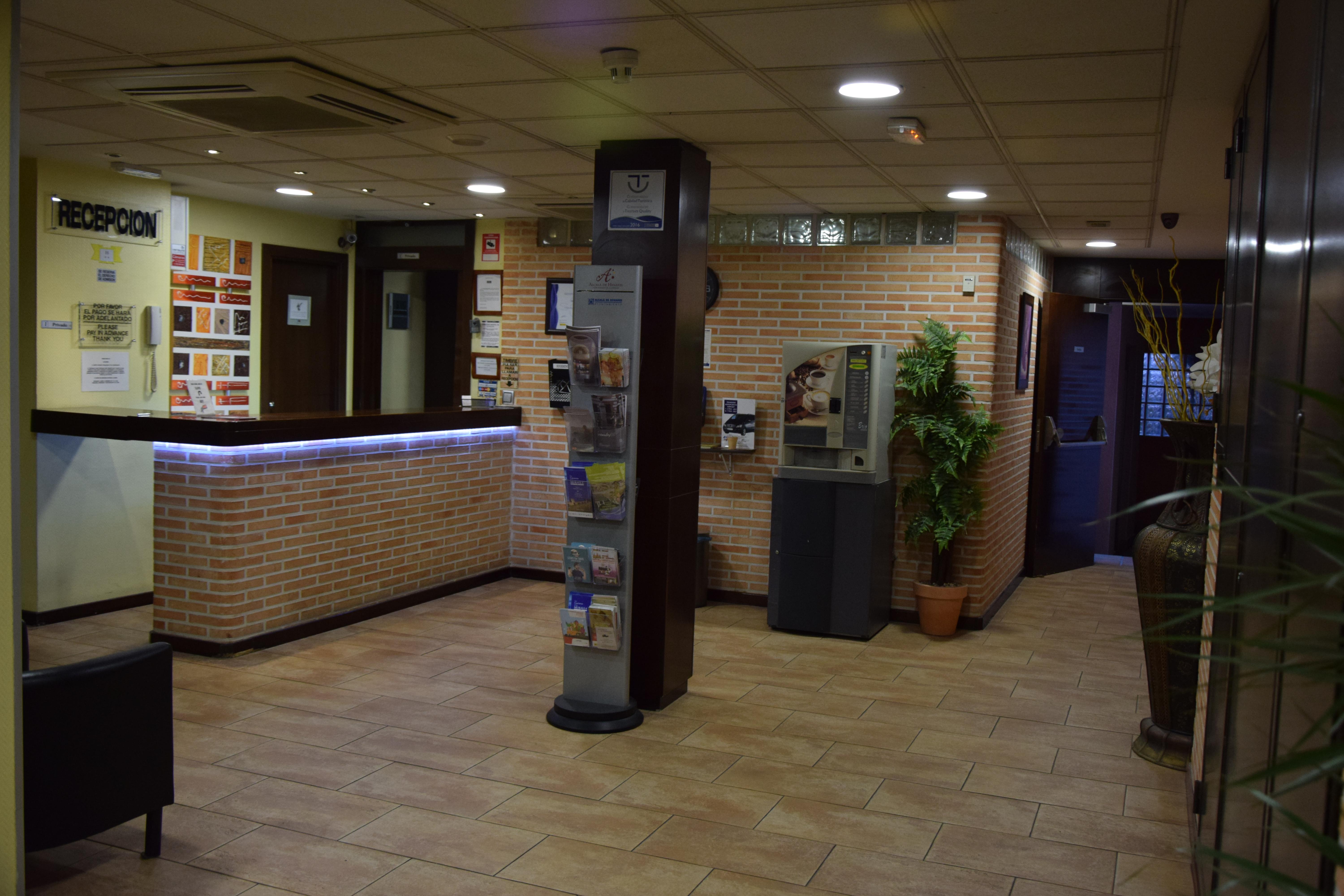 Hotel Complutense อัลกาลาเดเอนาเรส ภายนอก รูปภาพ