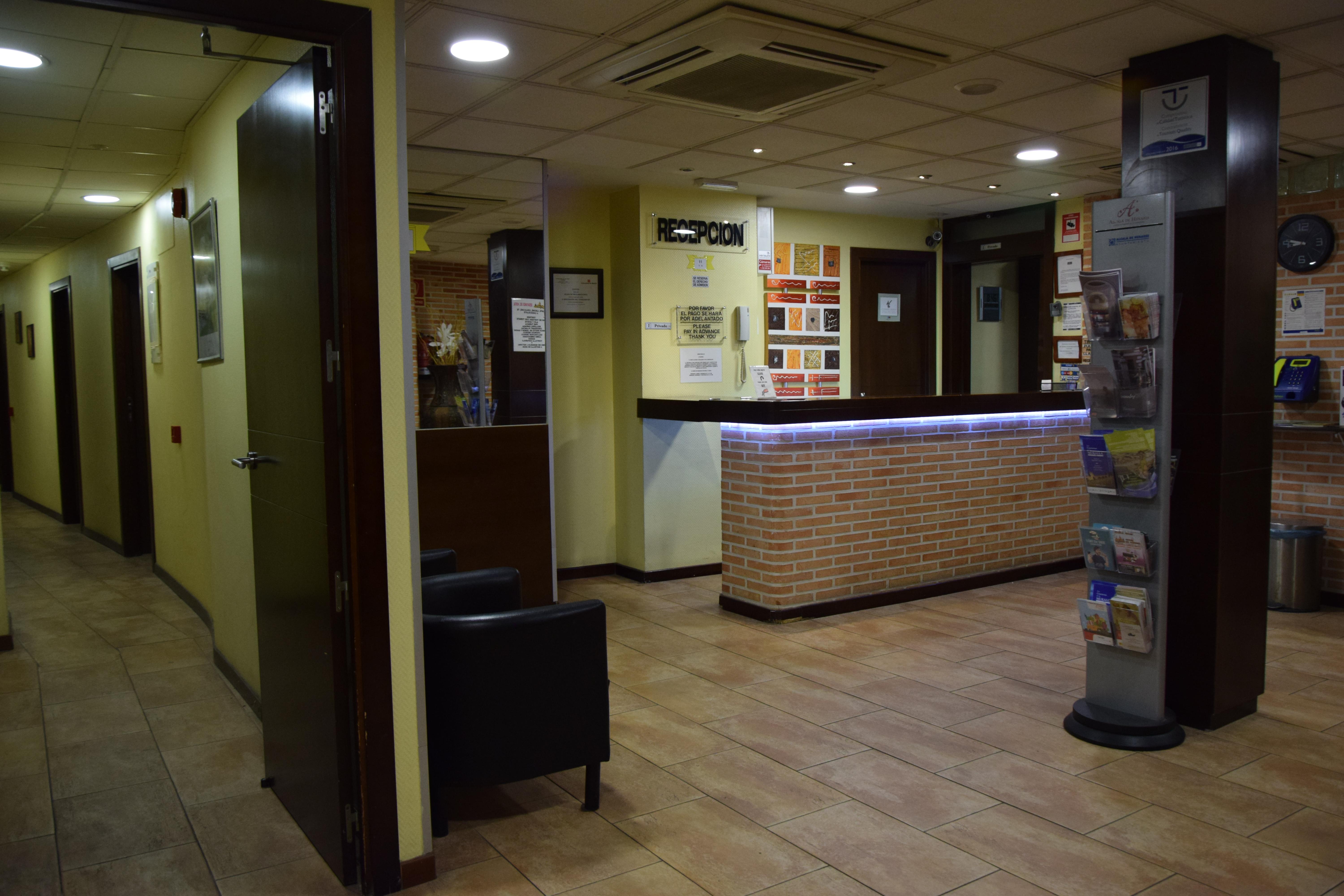 Hotel Complutense อัลกาลาเดเอนาเรส ภายนอก รูปภาพ