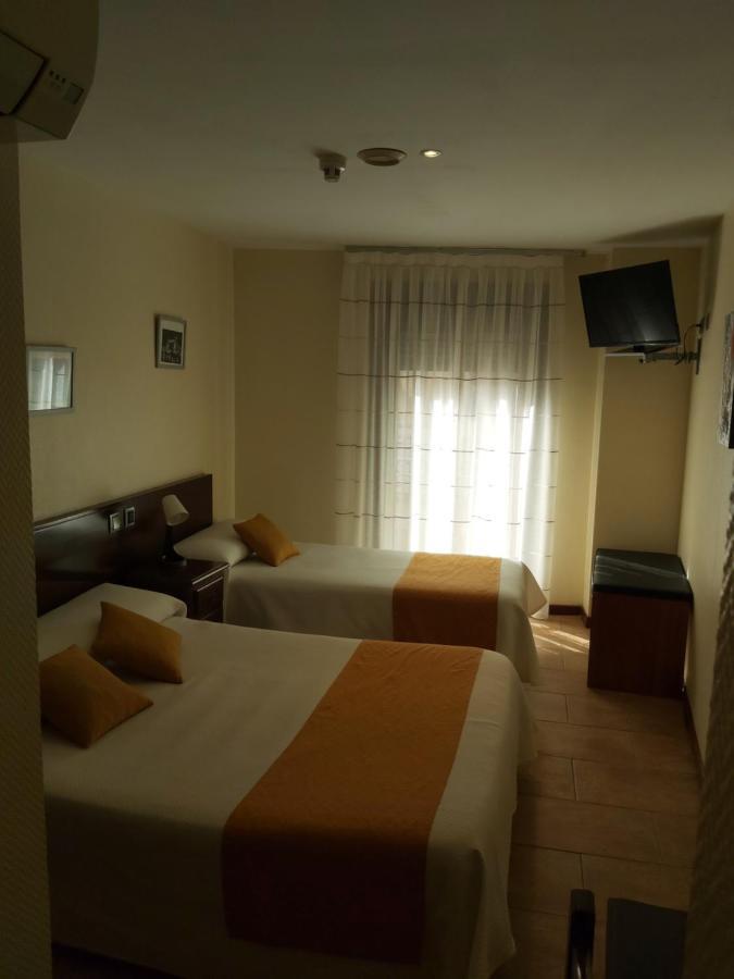 Hotel Complutense อัลกาลาเดเอนาเรส ภายนอก รูปภาพ