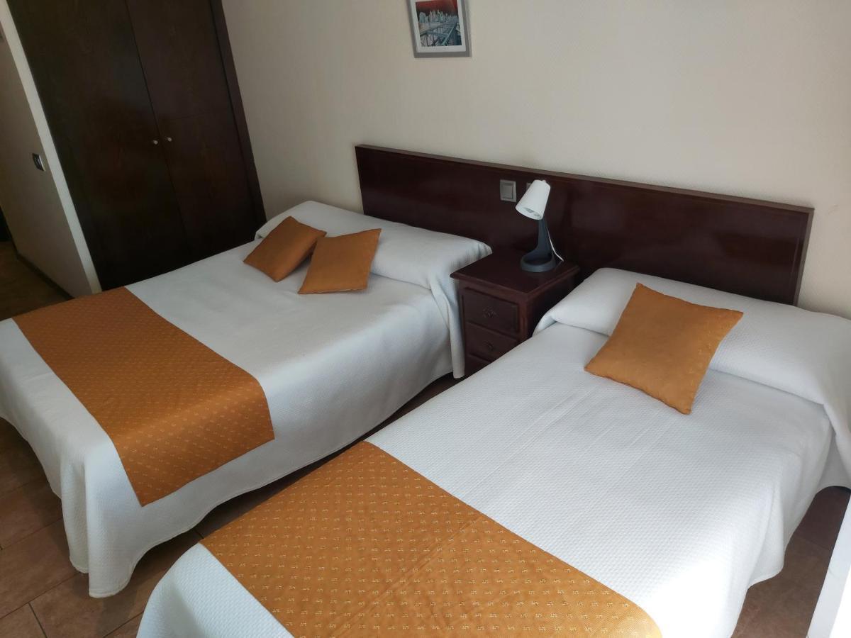 Hotel Complutense อัลกาลาเดเอนาเรส ภายนอก รูปภาพ