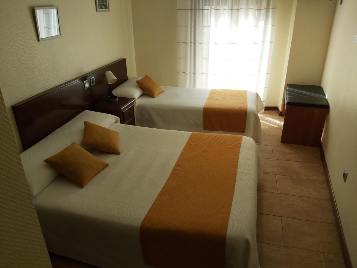 Hotel Complutense อัลกาลาเดเอนาเรส ภายนอก รูปภาพ