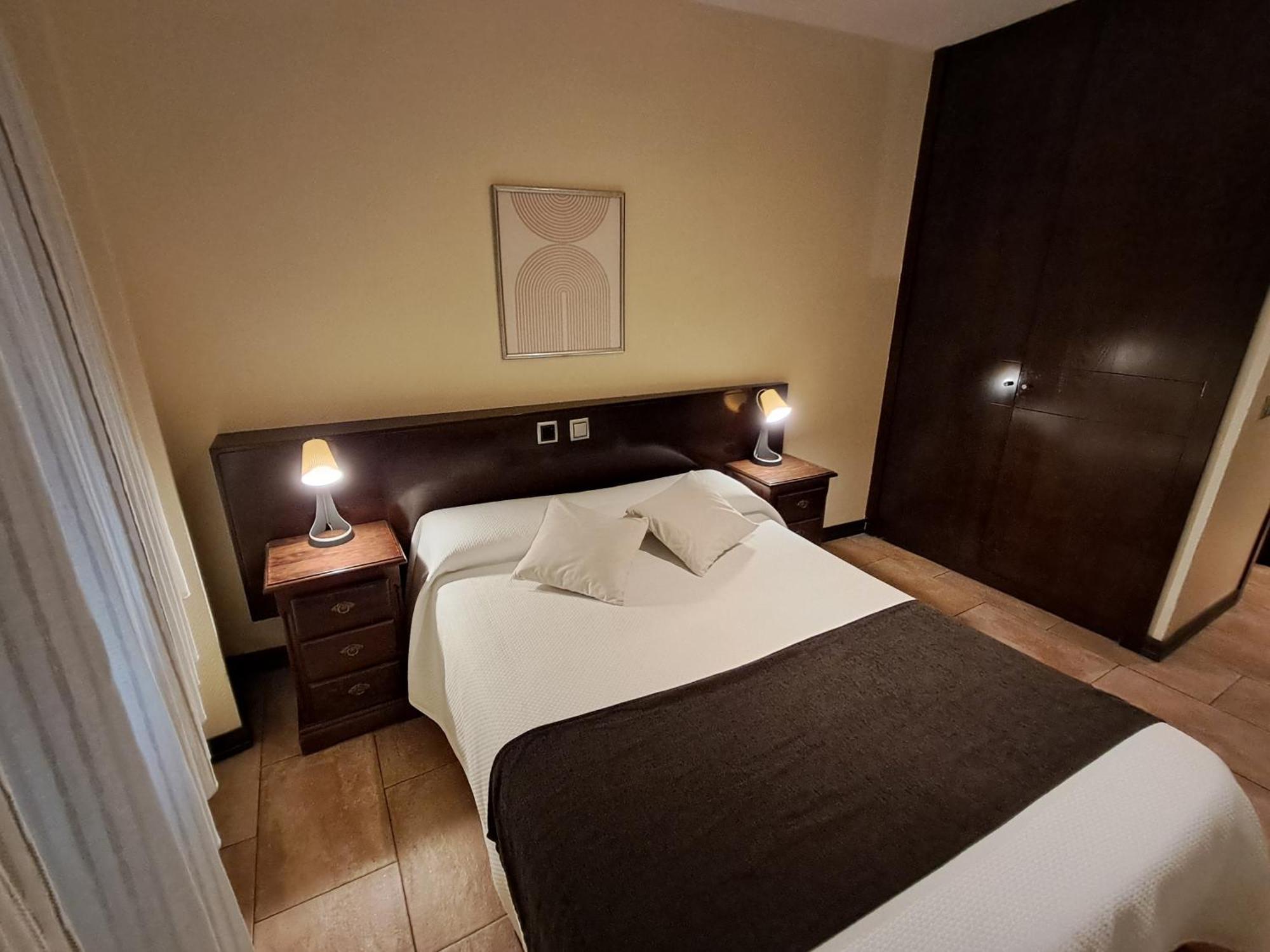Hotel Complutense อัลกาลาเดเอนาเรส ภายนอก รูปภาพ