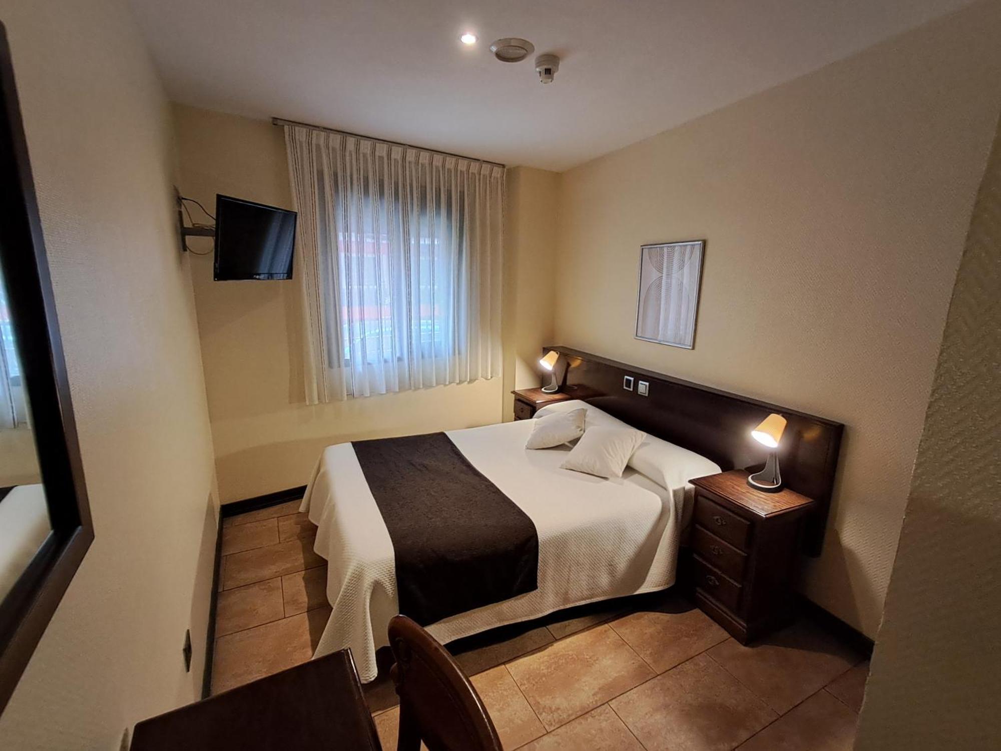 Hotel Complutense อัลกาลาเดเอนาเรส ภายนอก รูปภาพ