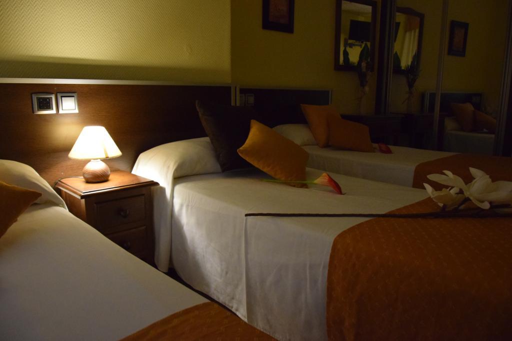 Hotel Complutense อัลกาลาเดเอนาเรส ภายนอก รูปภาพ