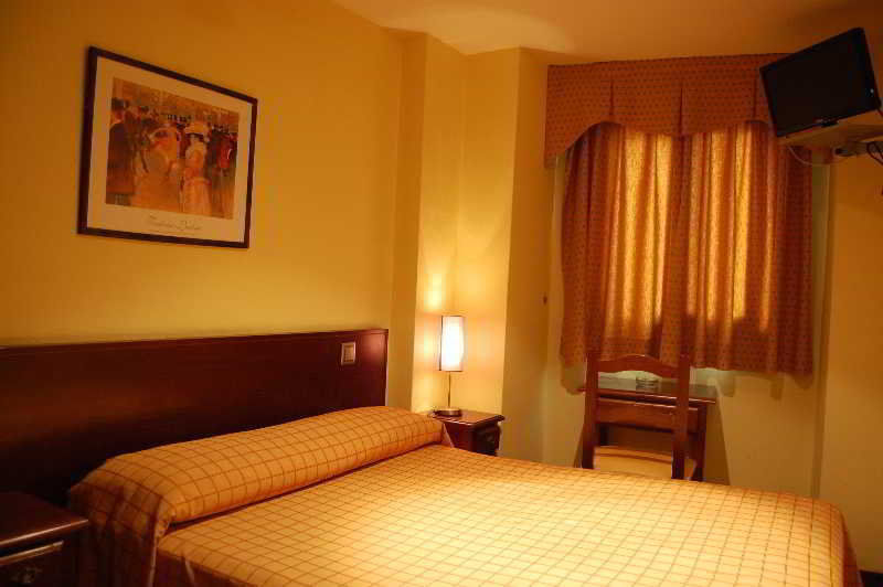 Hotel Complutense อัลกาลาเดเอนาเรส ภายนอก รูปภาพ