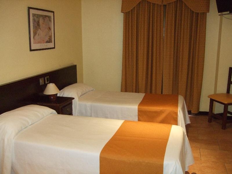 Hotel Complutense อัลกาลาเดเอนาเรส ภายนอก รูปภาพ