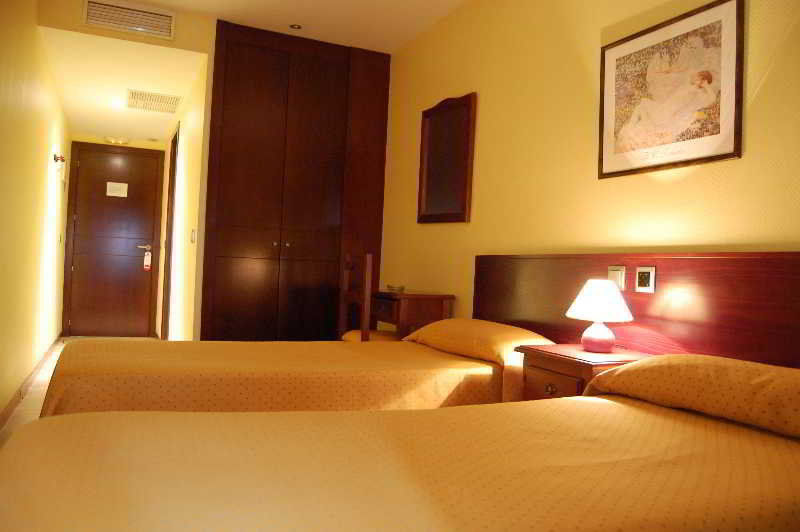 Hotel Complutense อัลกาลาเดเอนาเรส ภายนอก รูปภาพ
