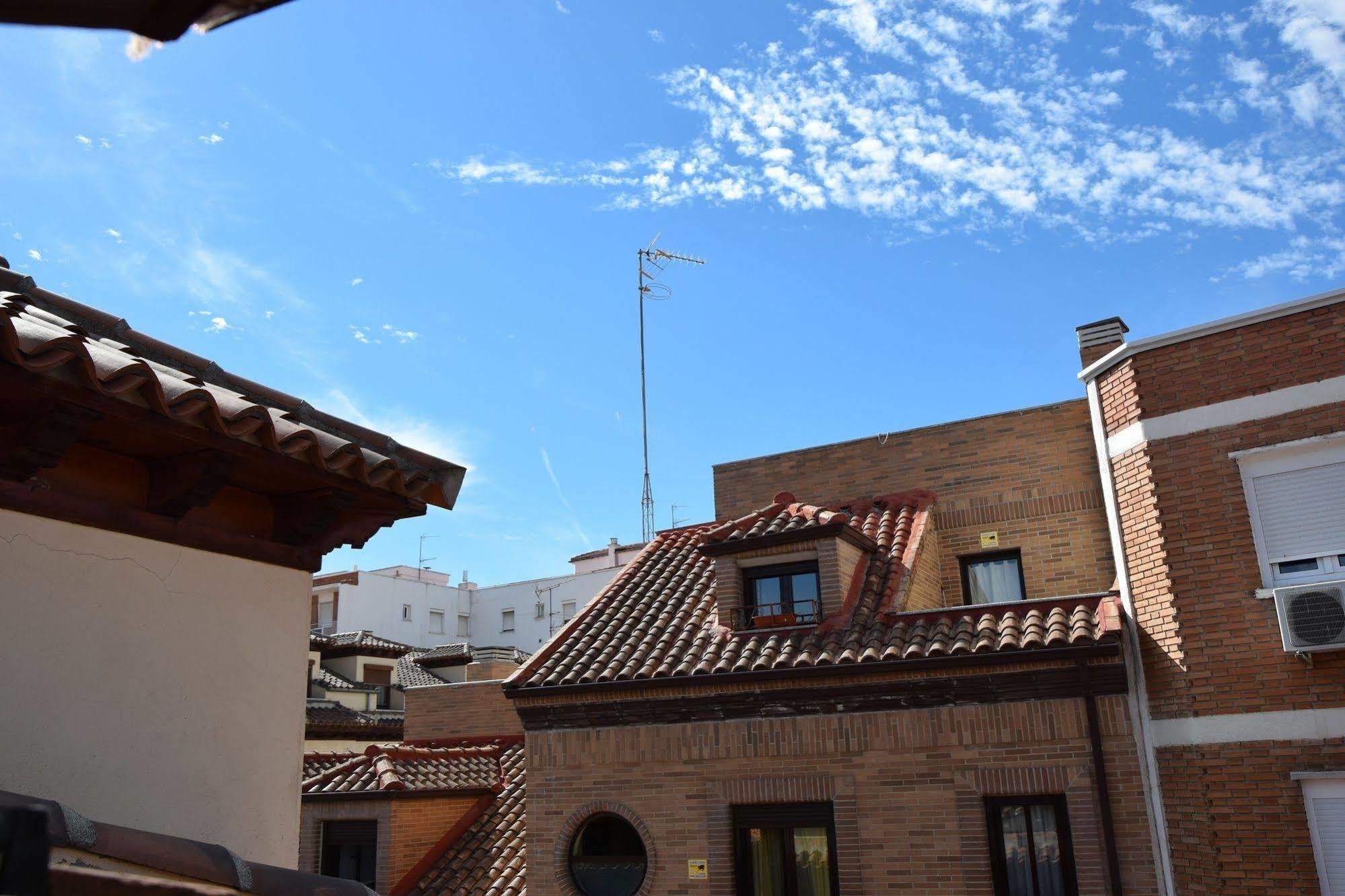 Hotel Complutense อัลกาลาเดเอนาเรส ภายนอก รูปภาพ