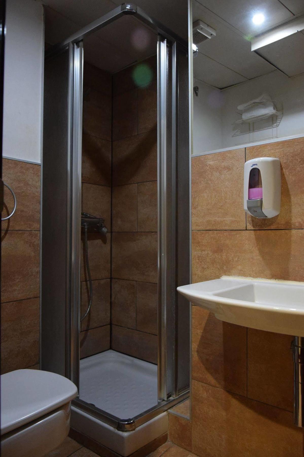 Hotel Complutense อัลกาลาเดเอนาเรส ภายนอก รูปภาพ