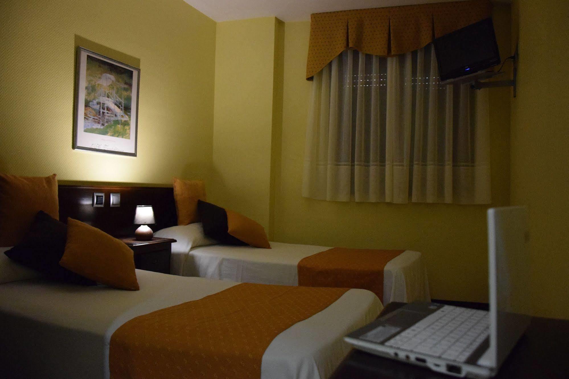 Hotel Complutense อัลกาลาเดเอนาเรส ภายนอก รูปภาพ