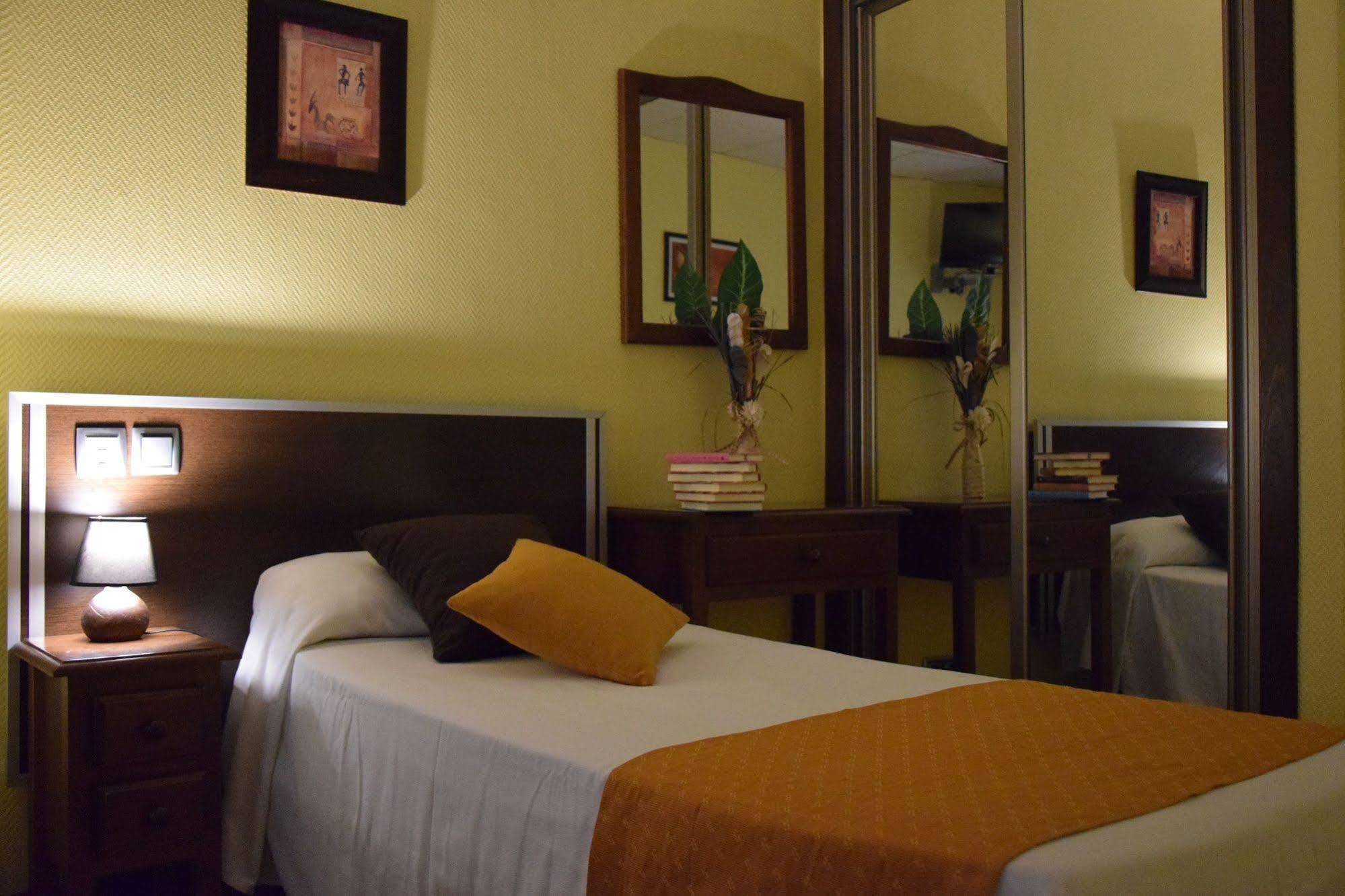 Hotel Complutense อัลกาลาเดเอนาเรส ภายนอก รูปภาพ