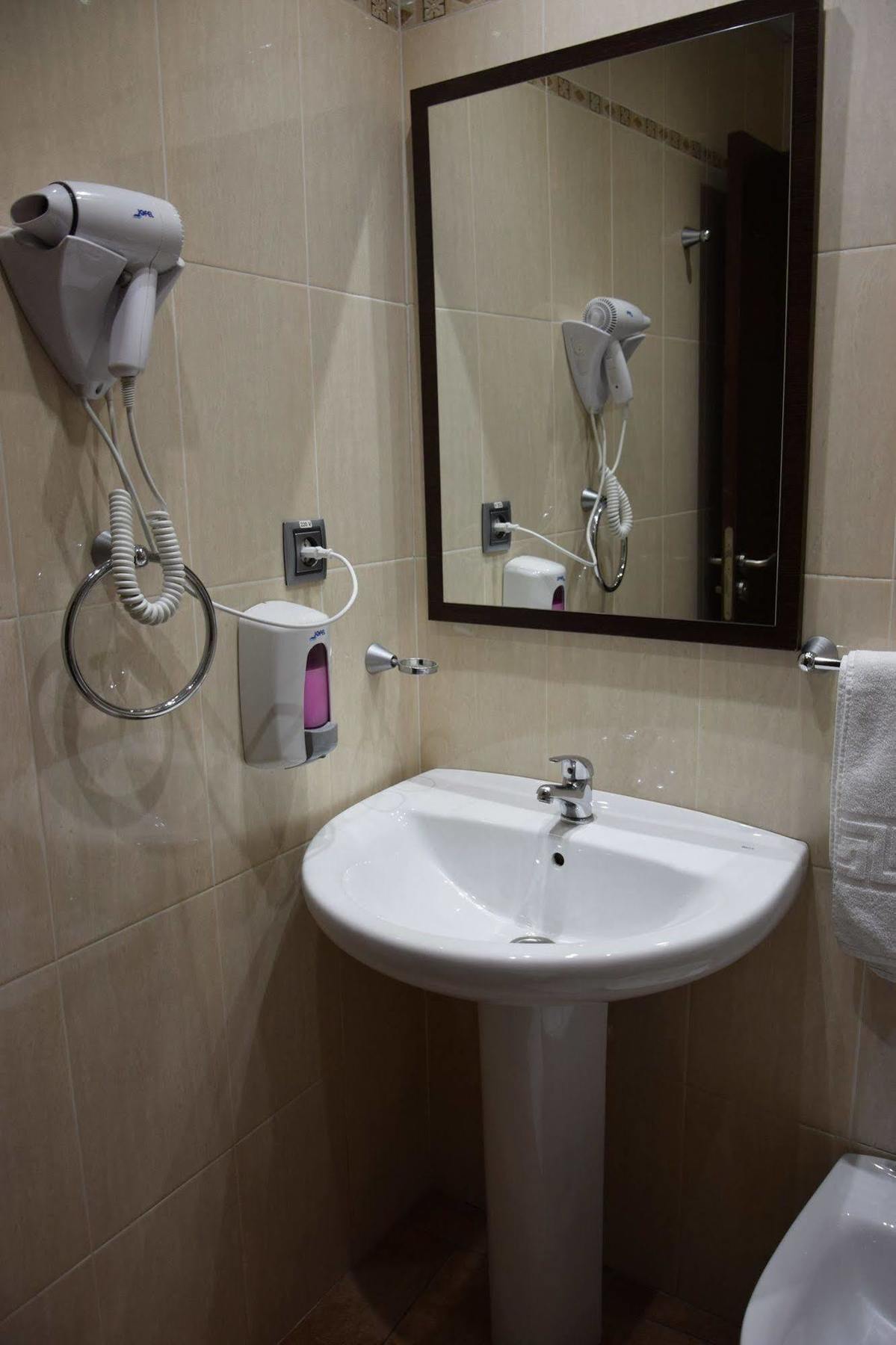 Hotel Complutense อัลกาลาเดเอนาเรส ภายนอก รูปภาพ