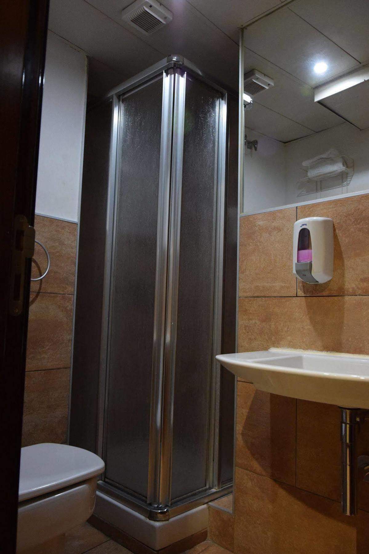 Hotel Complutense อัลกาลาเดเอนาเรส ภายนอก รูปภาพ