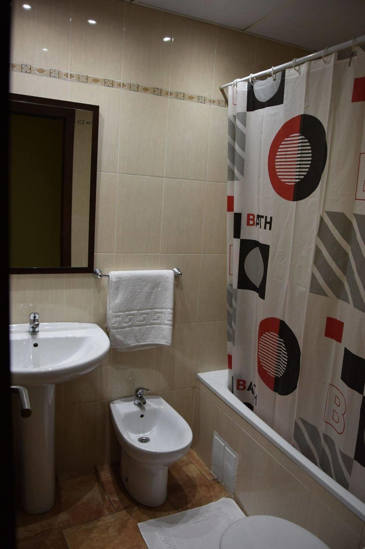 Hotel Complutense อัลกาลาเดเอนาเรส ภายนอก รูปภาพ
