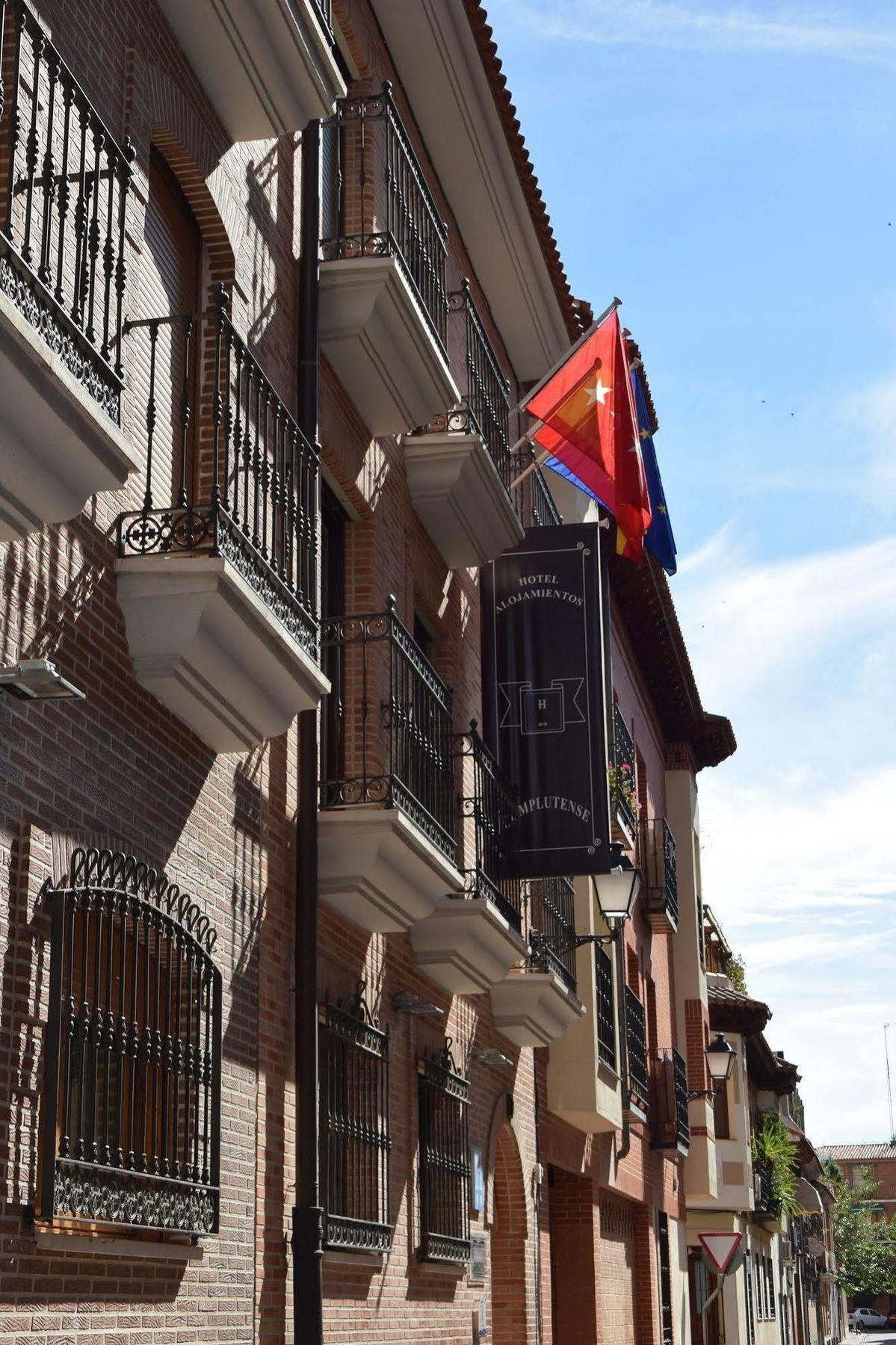 Hotel Complutense อัลกาลาเดเอนาเรส ภายนอก รูปภาพ
