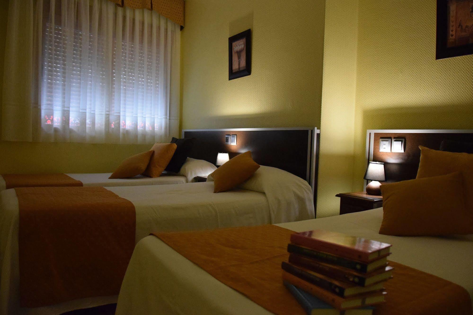 Hotel Complutense อัลกาลาเดเอนาเรส ภายนอก รูปภาพ