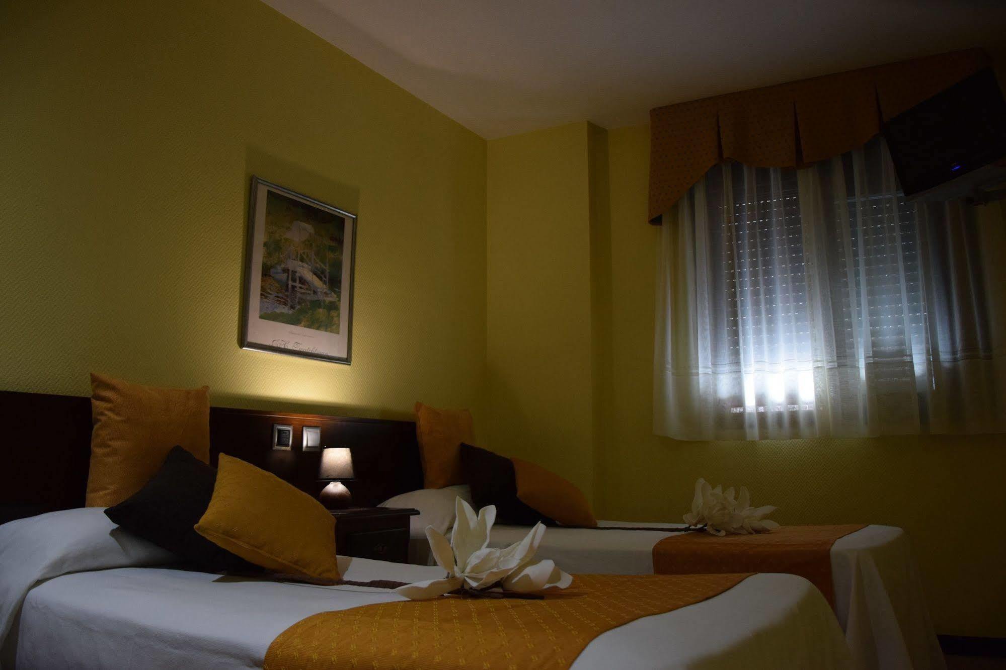 Hotel Complutense อัลกาลาเดเอนาเรส ภายนอก รูปภาพ