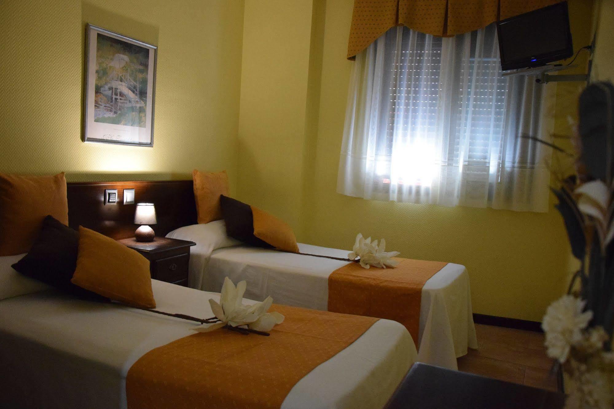 Hotel Complutense อัลกาลาเดเอนาเรส ภายนอก รูปภาพ