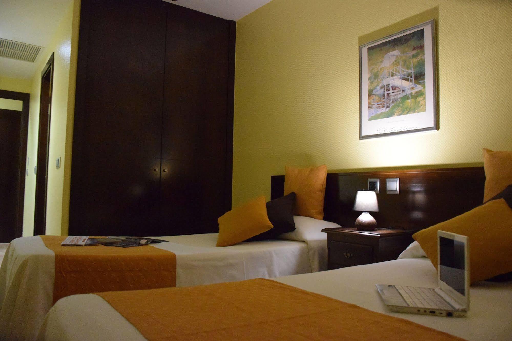 Hotel Complutense อัลกาลาเดเอนาเรส ภายนอก รูปภาพ