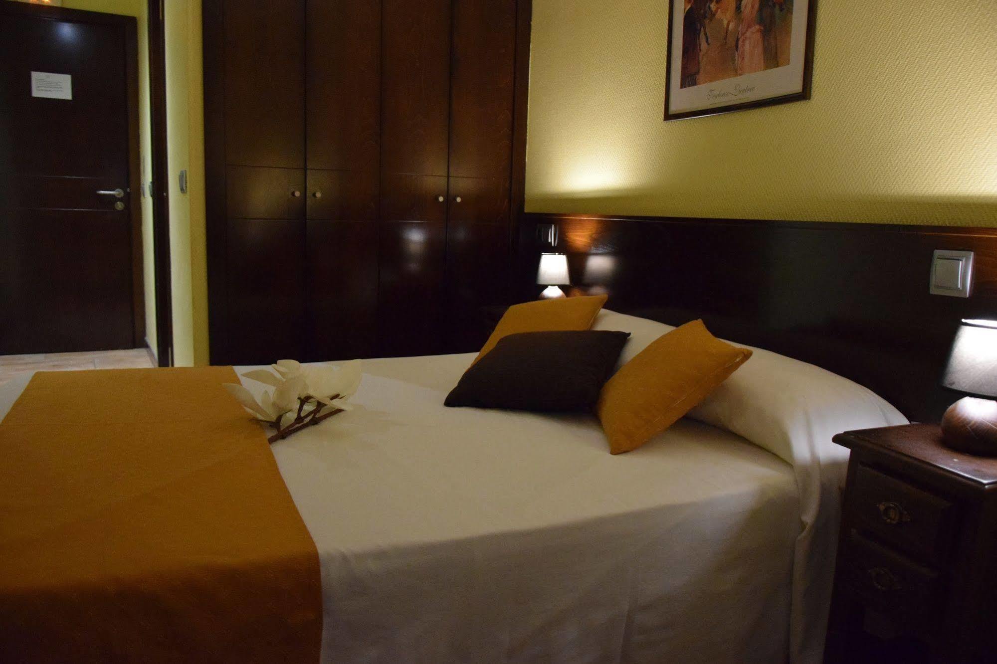Hotel Complutense อัลกาลาเดเอนาเรส ภายนอก รูปภาพ