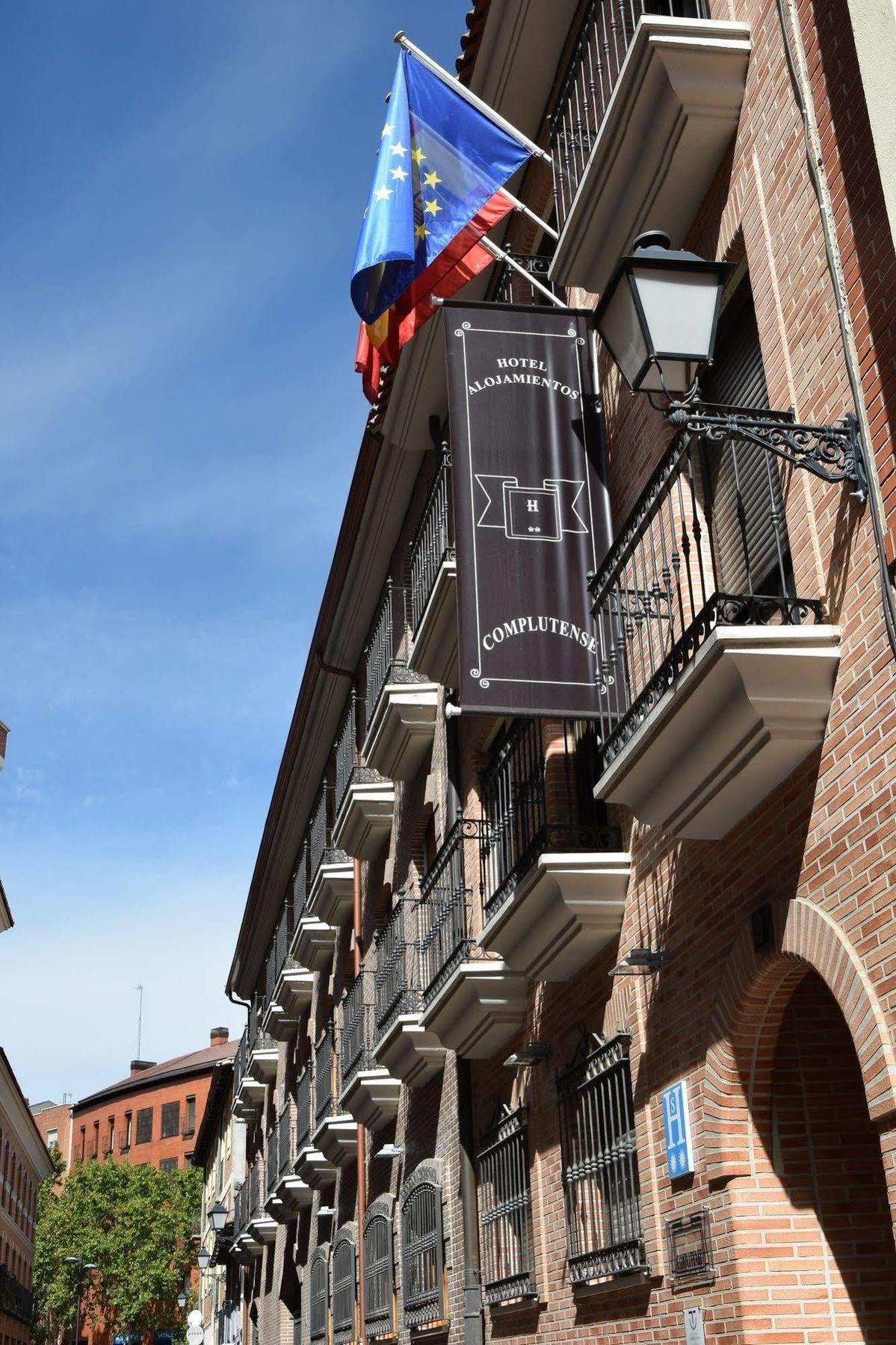 Hotel Complutense อัลกาลาเดเอนาเรส ภายนอก รูปภาพ