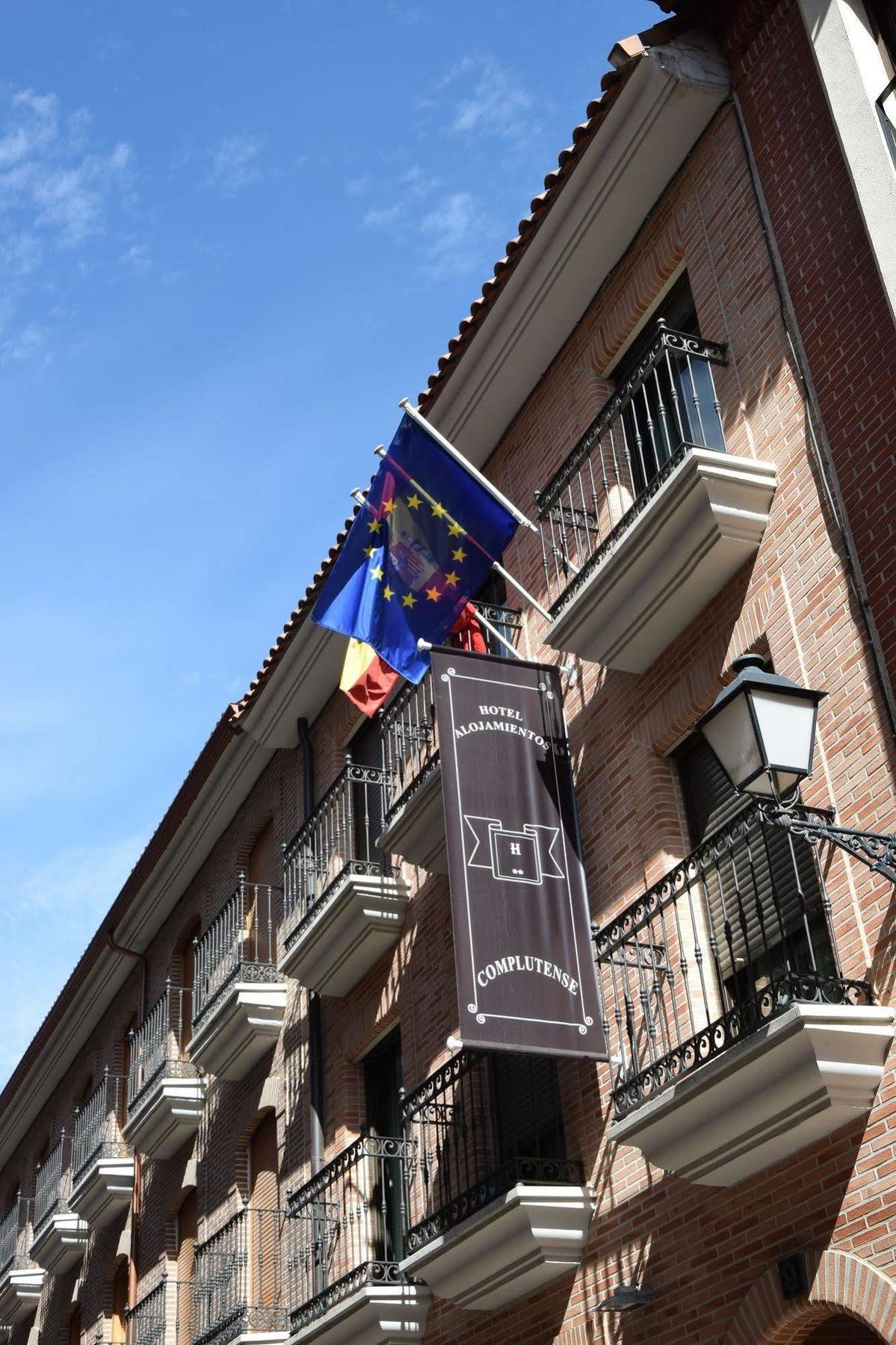 Hotel Complutense อัลกาลาเดเอนาเรส ภายนอก รูปภาพ