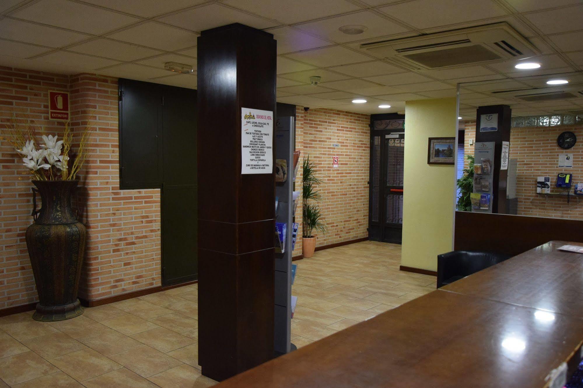 Hotel Complutense อัลกาลาเดเอนาเรส ภายนอก รูปภาพ