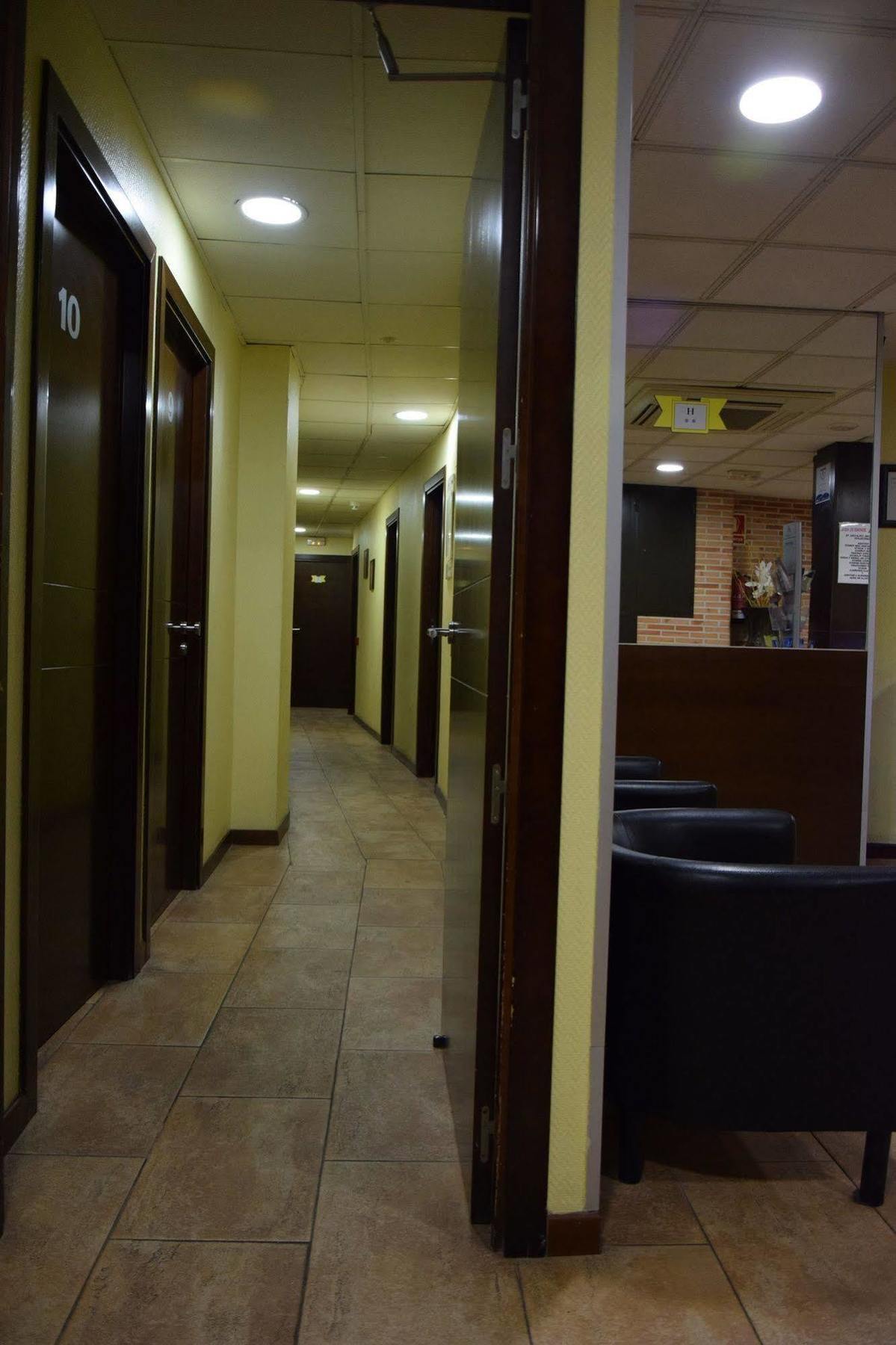 Hotel Complutense อัลกาลาเดเอนาเรส ภายนอก รูปภาพ