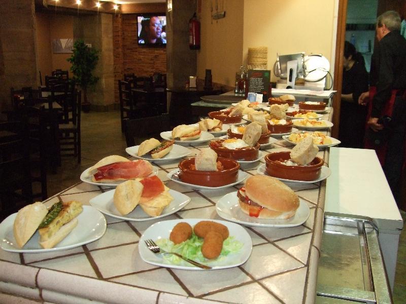 Hotel Complutense อัลกาลาเดเอนาเรส ภายนอก รูปภาพ