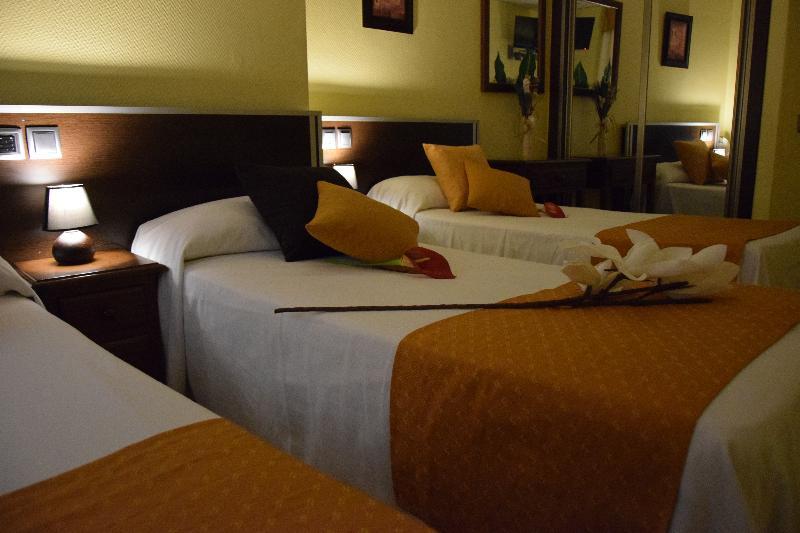 Hotel Complutense อัลกาลาเดเอนาเรส ภายนอก รูปภาพ